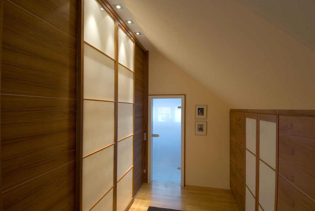 Begehbarer Kleiderschrank Dachschräge Eichenhaus Gleittüren Schiebetüren Gleittüren, Trennwände und Schrankmöbel von der Schreinerei WERNER AG im Eichenhaus Laufach