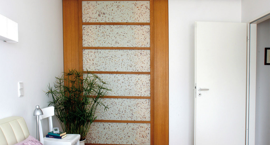 Gleittüren, Trennwände und Schrankmöbel von der Schreinerei WERNER AG im Eichenhaus Laufach