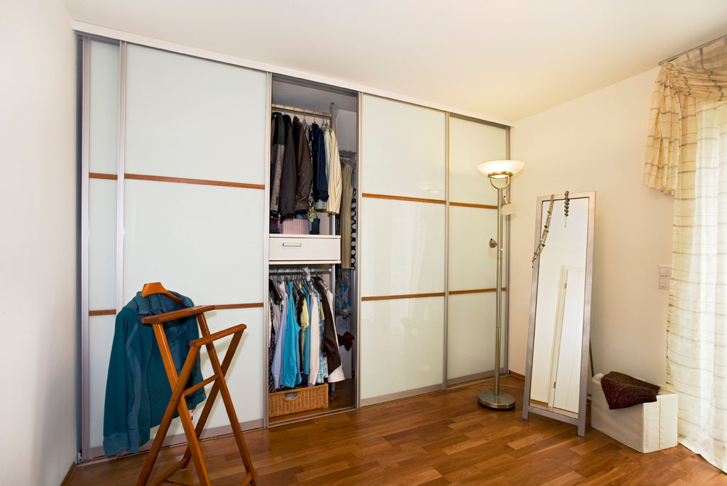 Begehbarer Kleiderschrank Dach Eichenhaus Gleittüren Schiebetüren Gleittüren, Trennwände und Schrankmöbel von der Schreinerei WERNER AG im Eichenhaus Laufach