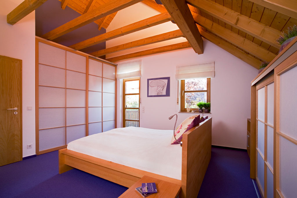 Begehbarer Kleiderschrank Schlafzimmer Holz Eichenhaus Gleittüren Schiebetüren Gleittüren, Trennwände und Schrankmöbel von der Schreinerei WERNER AG im Eichenhaus Laufach