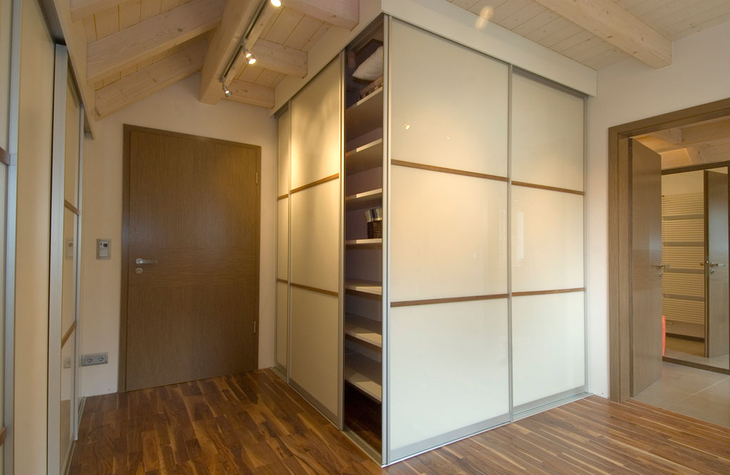 Aufbewahrungssschrank Alu Glas Holz Eichenhaus Gleittüren Gleittüren, Trennwände und Schrankmöbel von der Schreinerei WERNER AG im Eichenhaus Laufach