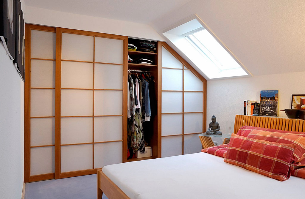 Kleiderschrank Dachschräge Japan Eichenhaus Gleittüren Schiebetüren Gleittüren, Trennwände und Schrankmöbel von der Schreinerei WERNER AG im Eichenhaus Laufach