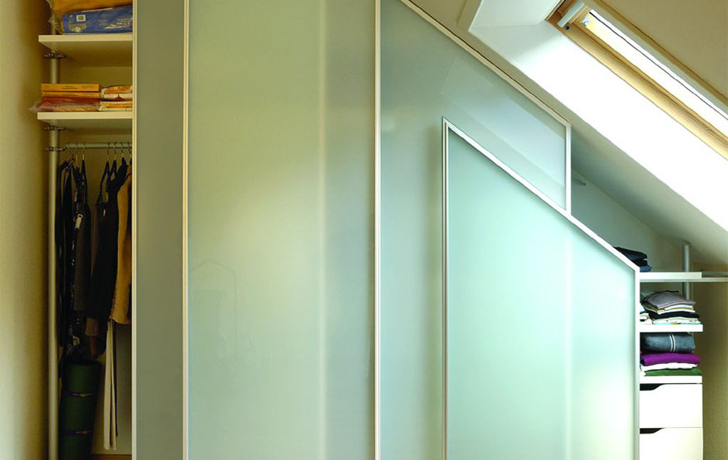 Kleiderschrank Dachschräge Eichenhaus Gleittüren Schiebetüren Aluminium Glas Gleittüren, Trennwände und Schrankmöbel von der Schreinerei WERNER AG im Eichenhaus Laufach