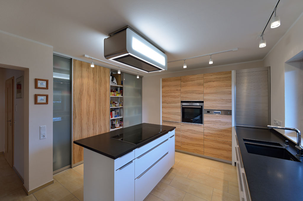 Gleittüren, Trennwände und Schrankmöbel von der Schreinerei WERNER AG im Eichenhaus Laufach