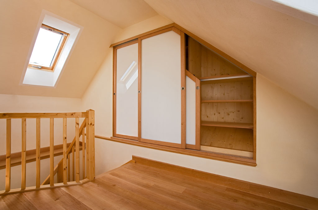 Einbauschrank Treppenhaus Eichenhaus Gleittüren Schiebetüren Holz Glas Gleittüren, Trennwände und Schrankmöbel von der Schreinerei WERNER AG im Eichenhaus Laufach