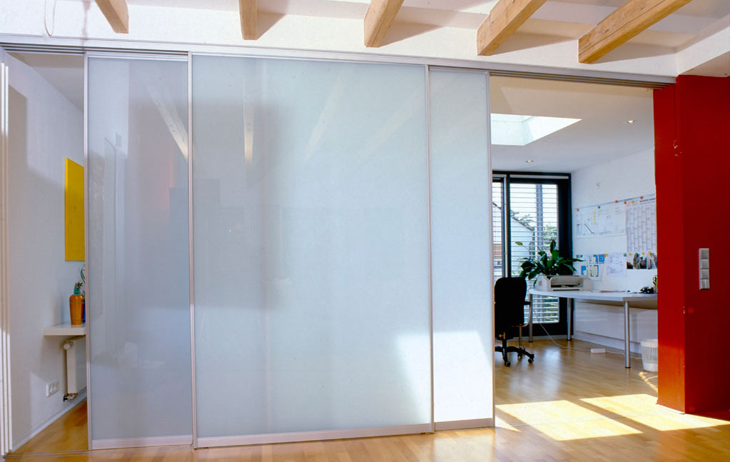 Gleittüren, Trennwände und Schrankmöbel von der Schreinerei WERNER AG im Eichenhaus Laufach