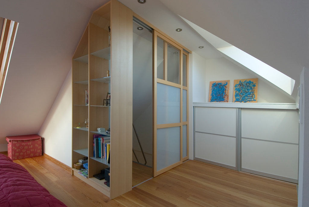 Gleittüren, Trennwände und Schrankmöbel von der Schreinerei WERNER AG im Eichenhaus Laufach