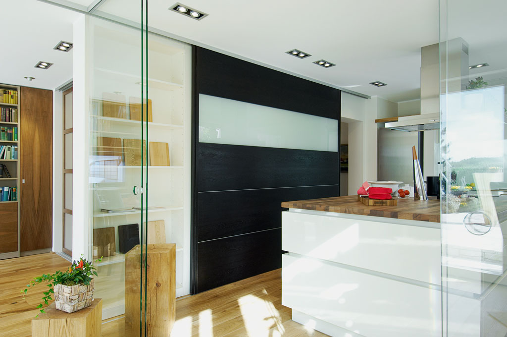 Gleittüren, Trennwände und Schrankmöbel von der Schreinerei WERNER AG im Eichenhaus Laufach