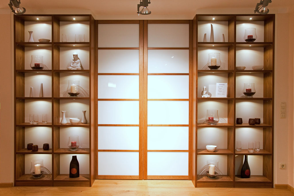 Gleittüren, Trennwände und Schrankmöbel von der Schreinerei WERNER AG im Eichenhaus Laufach