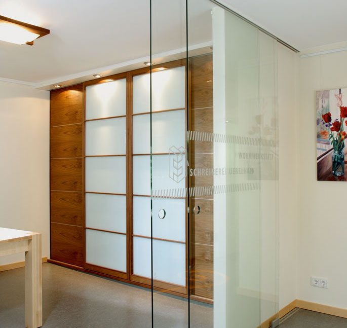 Gleittüren, Trennwände und Schrankmöbel von der Schreinerei WERNER AG im Eichenhaus Laufach